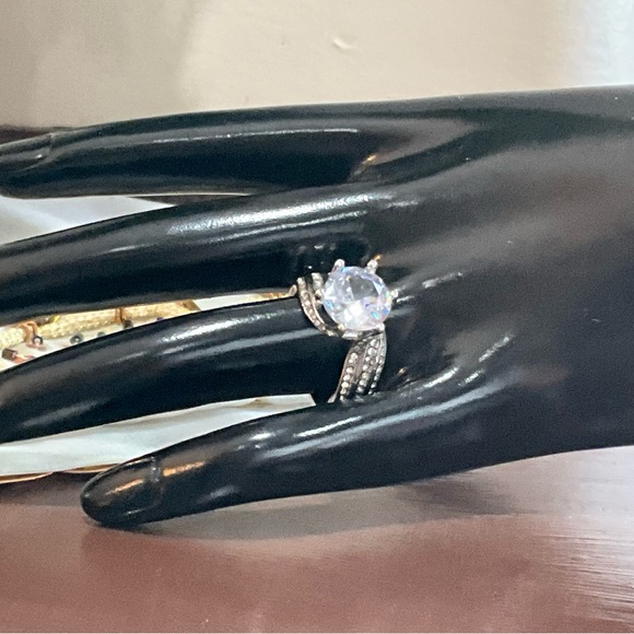 Elegant Silver Ring with Large Gemstone 7 - Picture 6 of 12